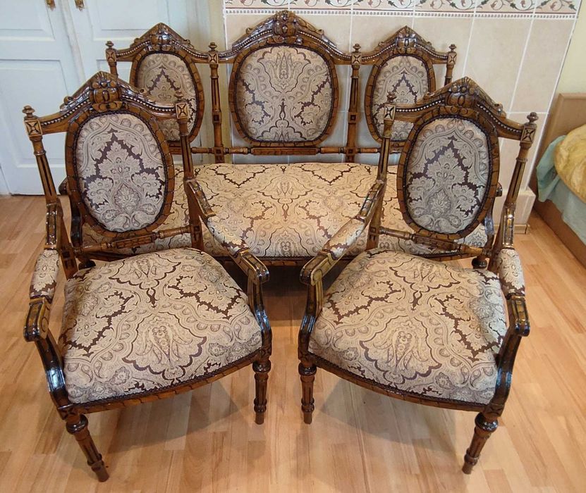 Антикварная мебель: 1 диван, 2 кресла, 4 стула.