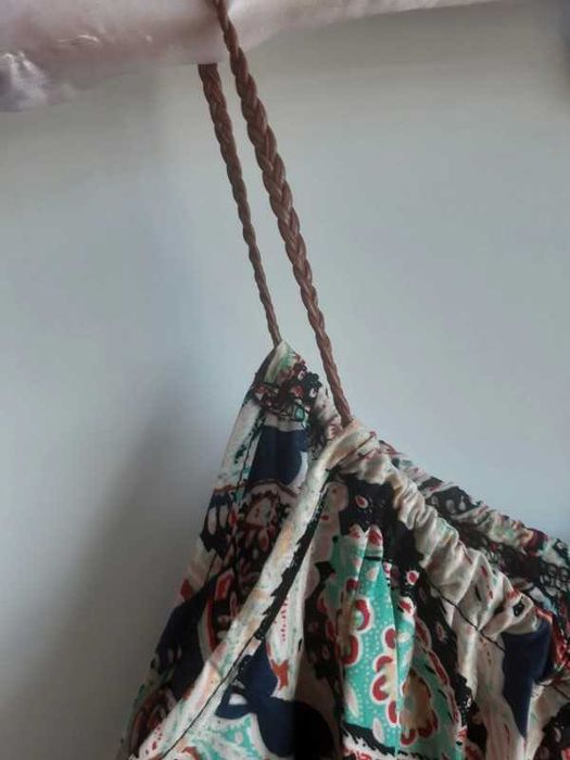 Kombinezon w etniczne wzory na rzemykowych ramiączkach boho