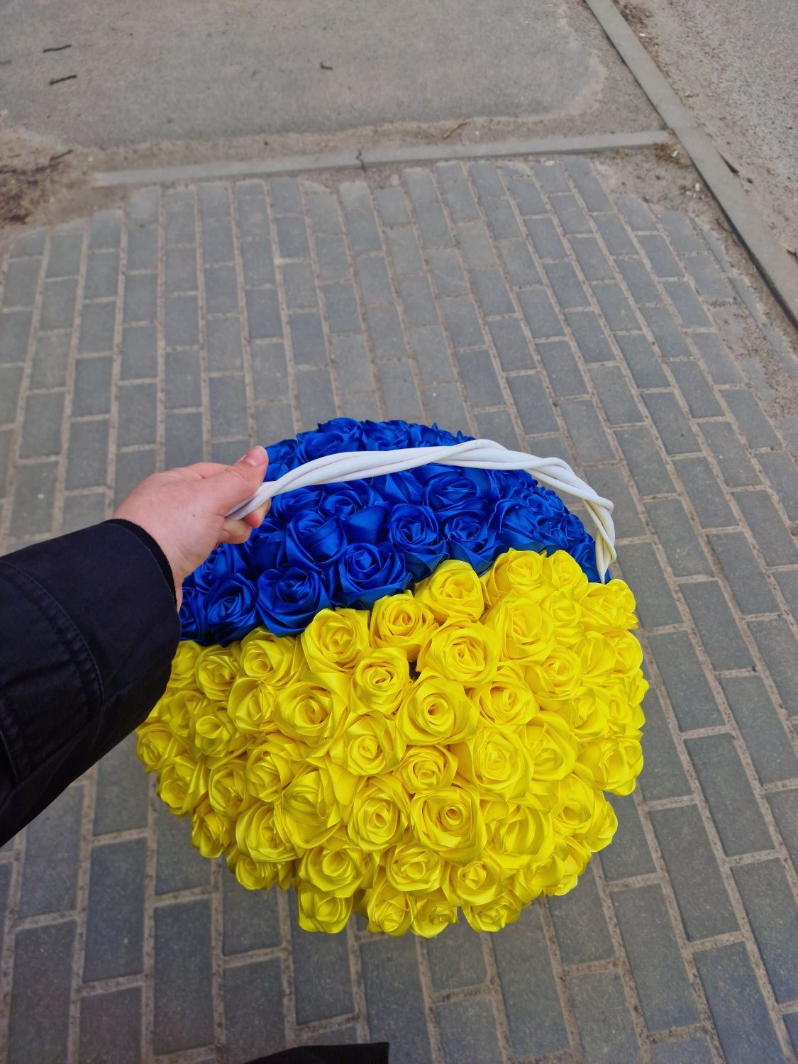 122 троянди із стрічки у плетеному кошику