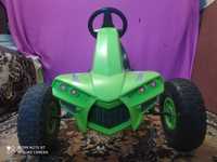 Зелена дитяча машинка