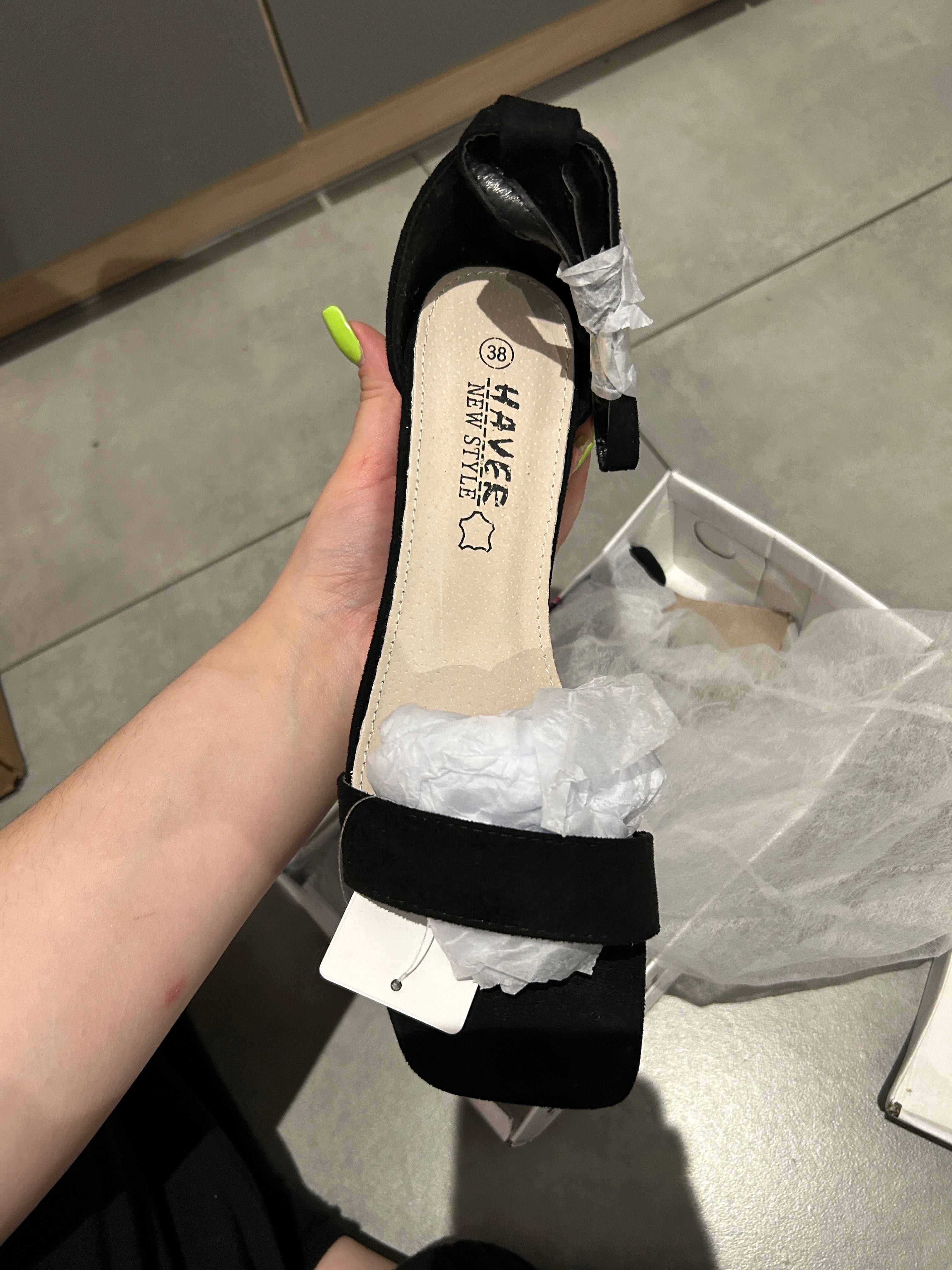 Buty na słupku. Nowe, tylko przymierzone.