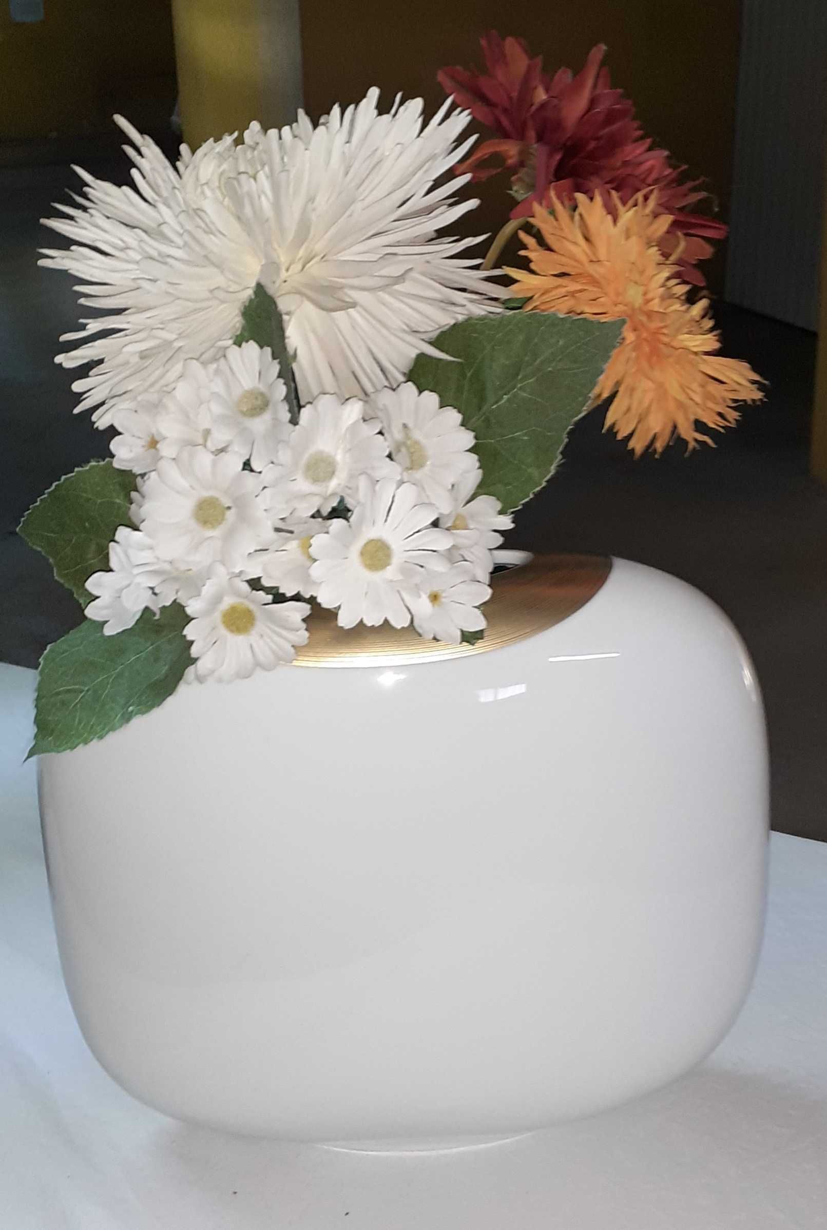 Vaso em porcelana branco com filetes em dourado