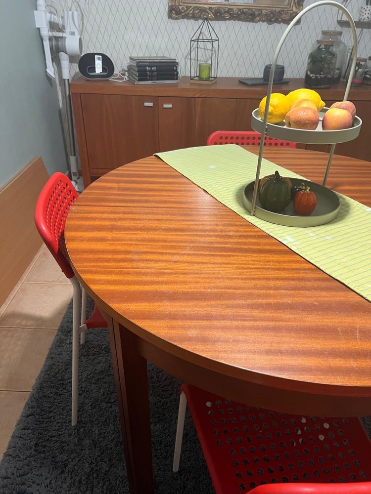 Mesa de sala em madeira