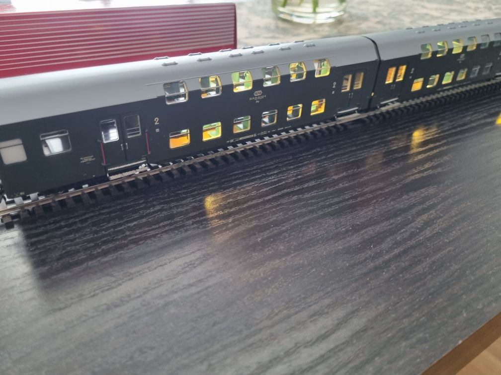 HRS4227 Oświetlony Full DCC Zestaw wagonów piętrowych PKP H0