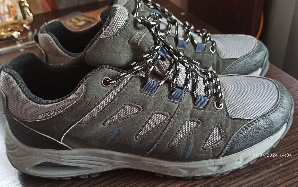 Продам кроссовки 40 размера мужские.