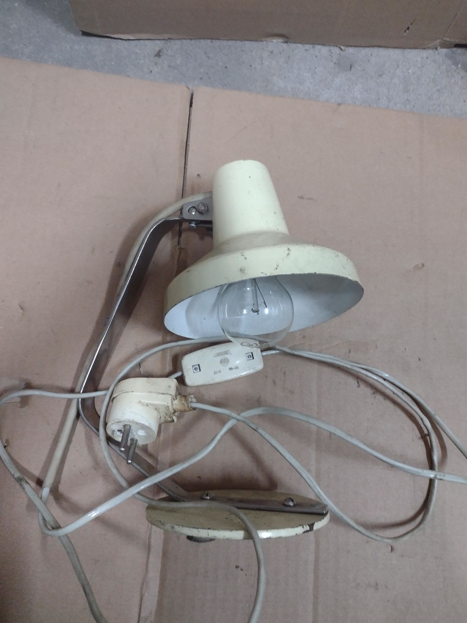 Stara lampa na stolik