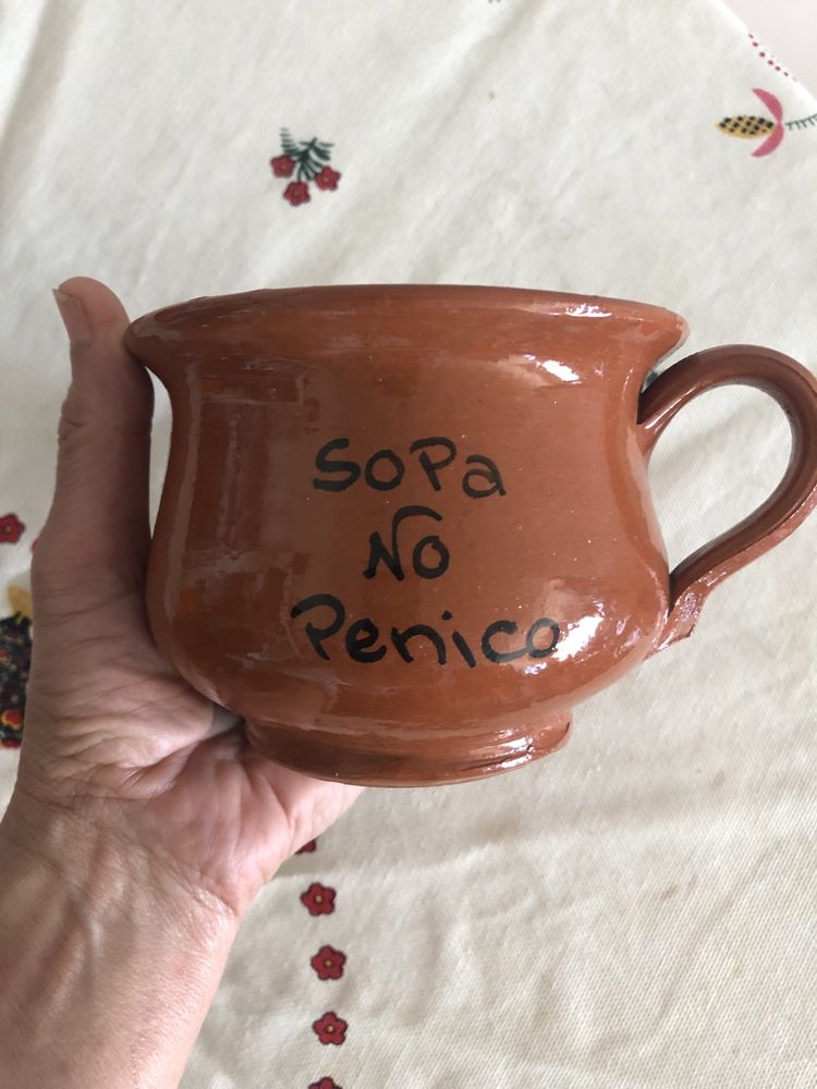 Taça (duas no total) em barro para sopa tradicional