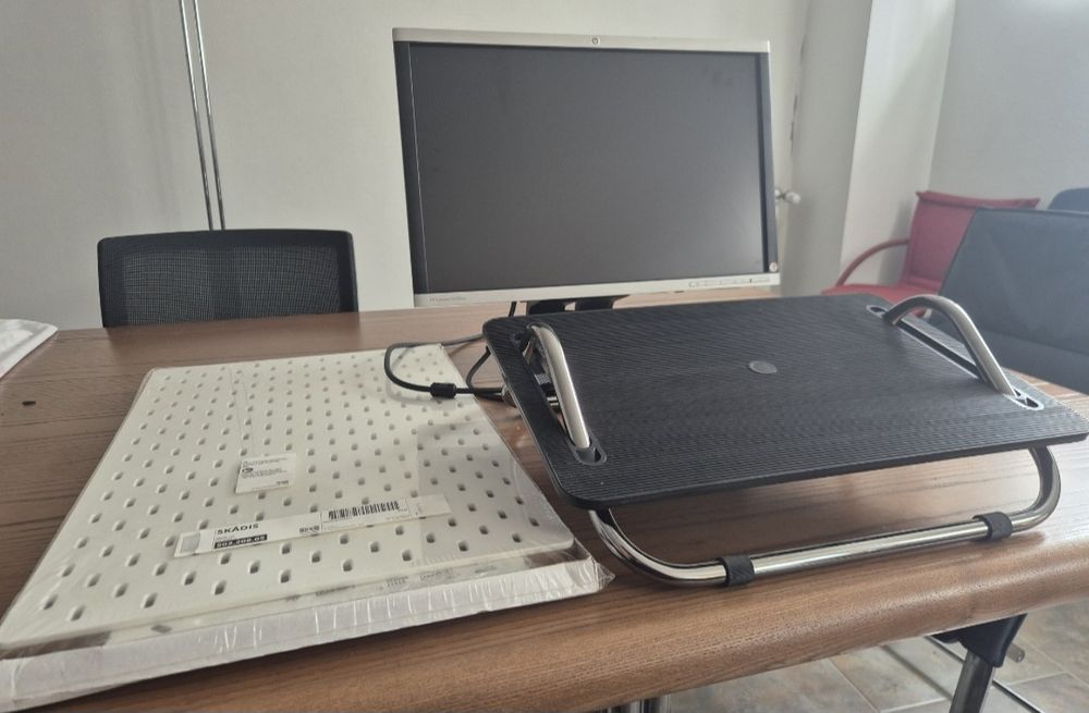 Kit Escritório – Monitor + Suporte IKEA Skådis + Descanso para Pés