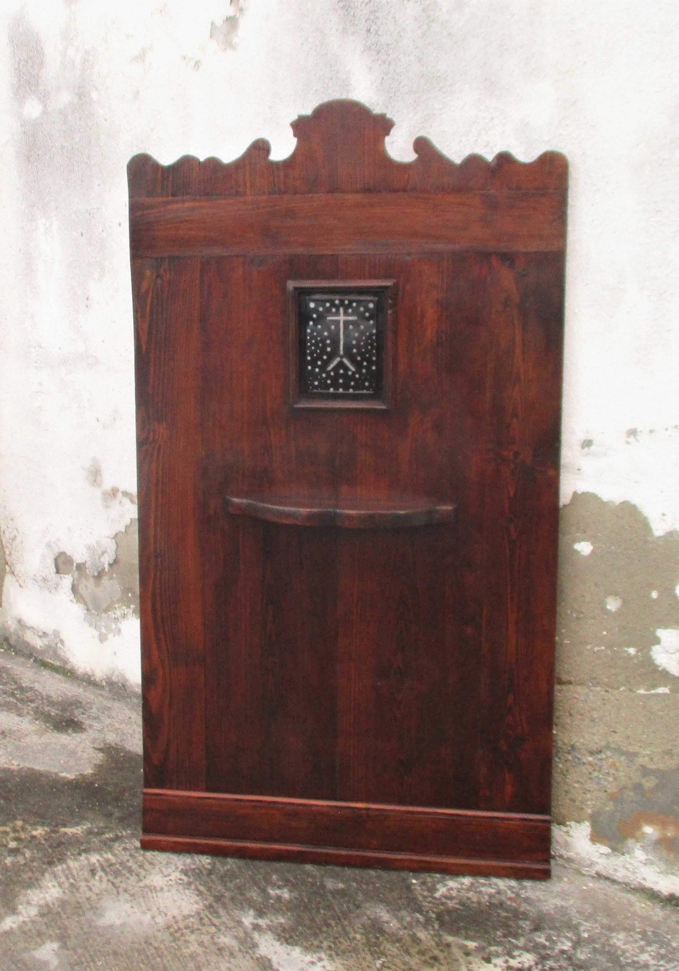 Antigo confessionário em madeira