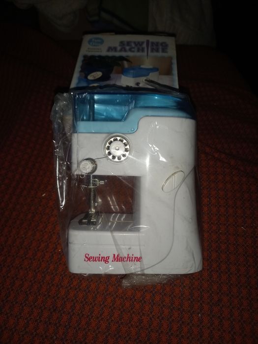 Продам міні швейну машинку