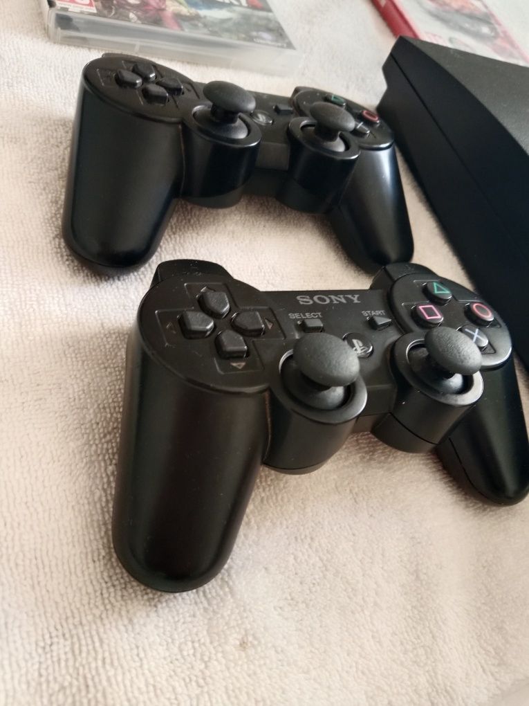 PS3 Slim com 2 comandos + 8 jogos em perfeito estado