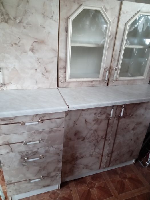 Продам кухонний гарнитур под мрамор.из 4-х предметов