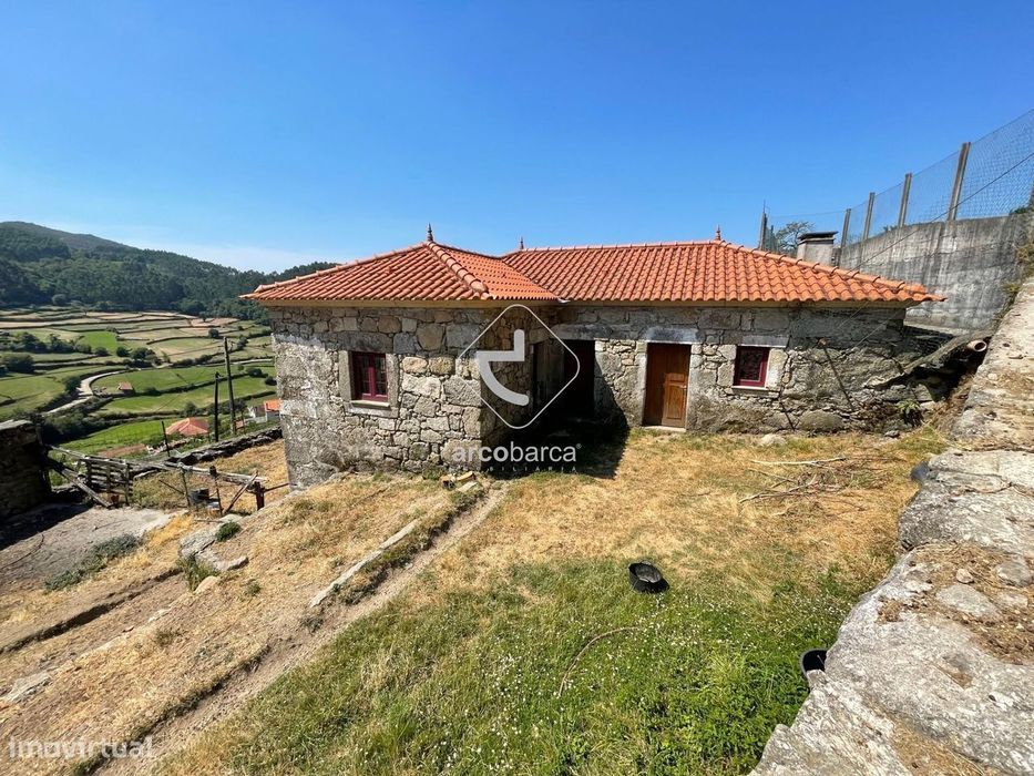 Propriedade com moradia recuperar, 4.700m2 de terreno, vistas excelent