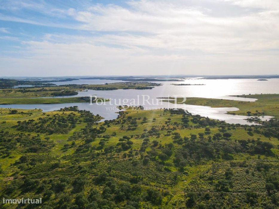 Herdade no Alqueva com 197ha e possibilidade de instalação de Empre...