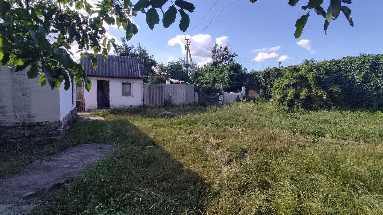Продаж будинку з ділянкою в центрі села Білозір'я.