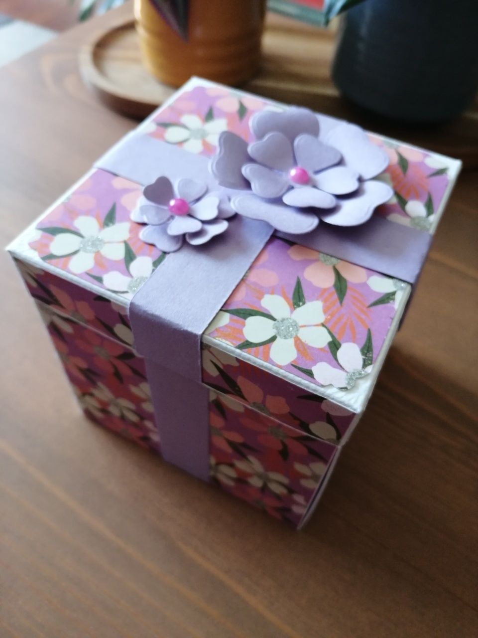 Kartka-pudełko na 18 urodziny różowa