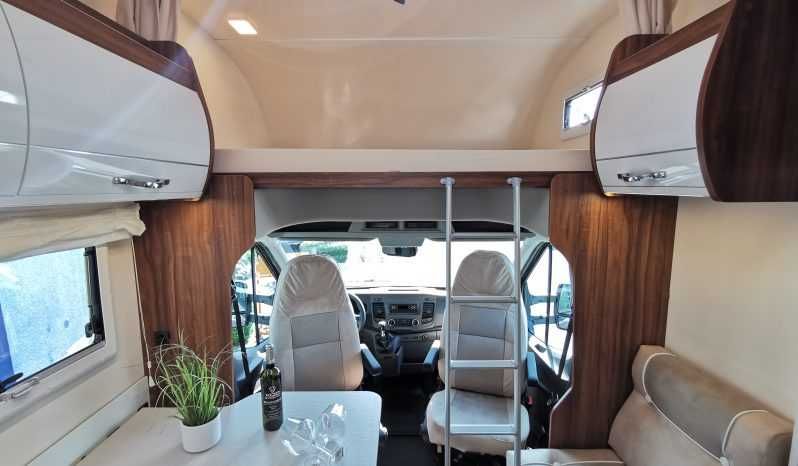 Wynajem kampera. Nowoczesny, przestronny - alkowa na 5 osób. Isofix