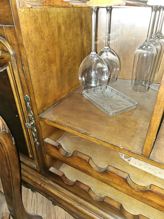 Piękny barek z witryną i hokerami komplet