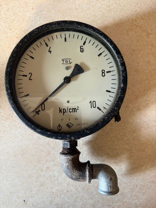 Manometr mechaniczny, duży, o średnicy 16 cm, produkcja NRD