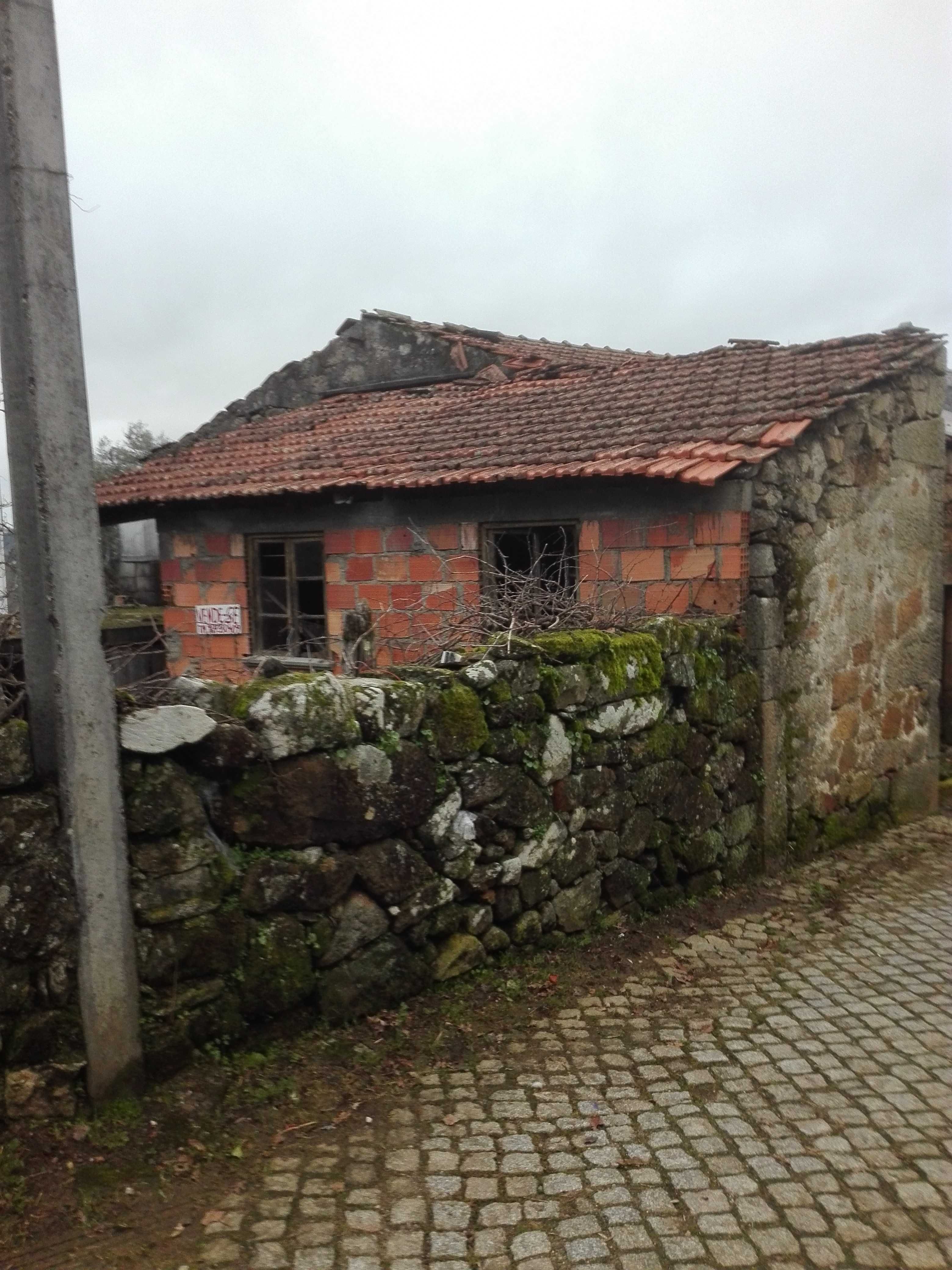 Casa antiga em ruinas a 10 Km de Viseu com ou sem dois terrenos