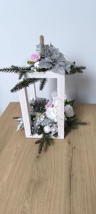 Bożonarodzeniowy lampion drewniany srebrno - biały ze światełkami.