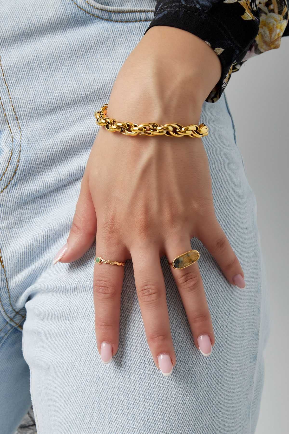 Anel Dourado com Pedra Oval Alongada – Elegância e Modernidade