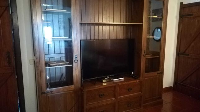 Móvel de sala/ TV em madeira de castanho maciço