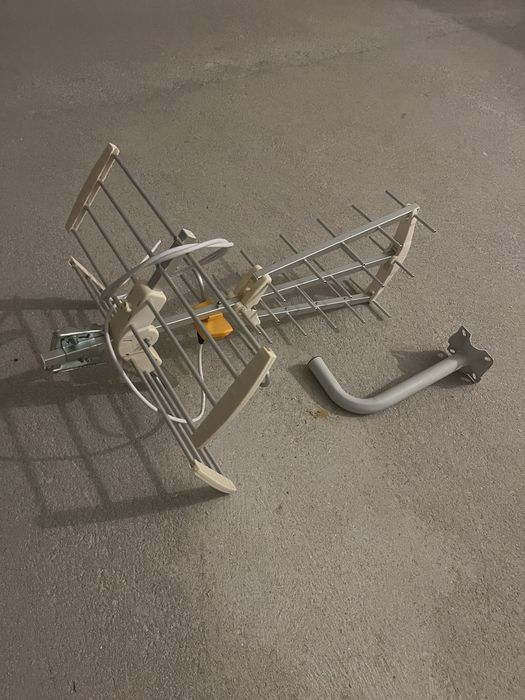 Antena TDT com suporte parede (material novo)