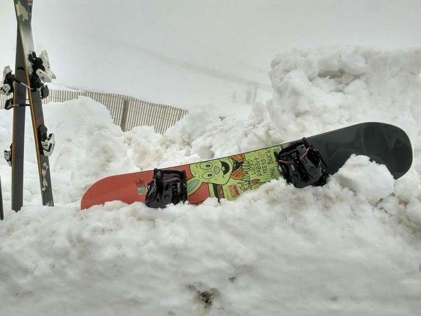 Reparacoes e enceramento de skis e snowboards
