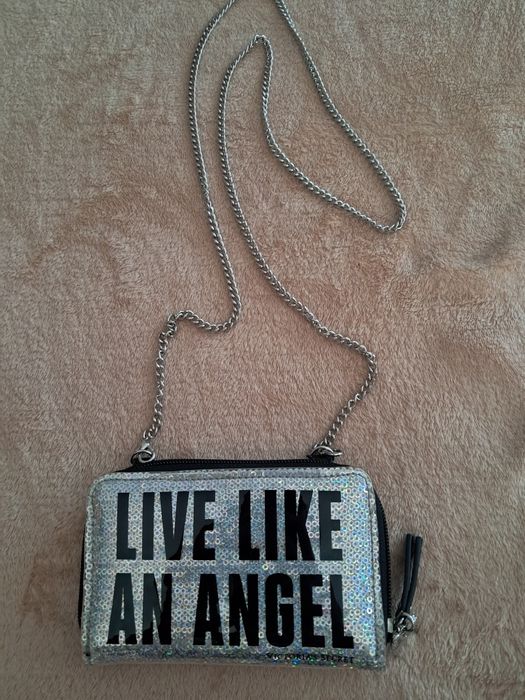 Portmonetka z etui Victoria's Secret na łańcuszku