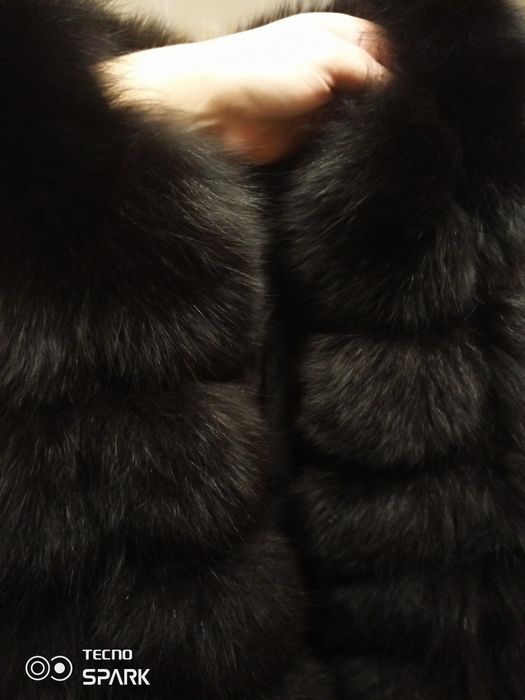 Жилетка из натурального меха песца. 
Длина 90 см. 
Мех густой, не лезе