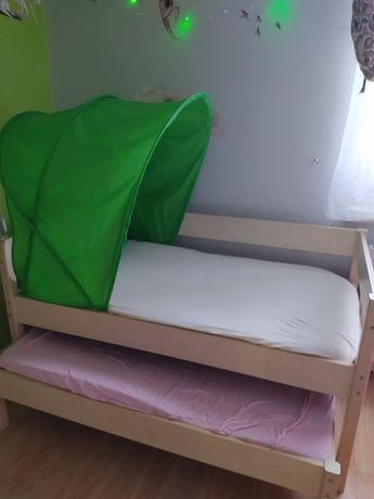 Łóżko z wysuwaną dostawką, szufladami i materacami.