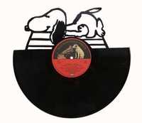 Silhueta decorativa Snoopy feita com um disco de vinil LP