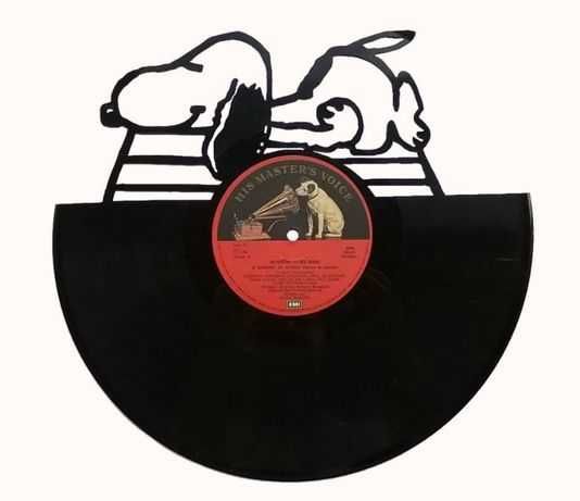 Silhueta decorativa Snoopy feita com um disco de vinil LP