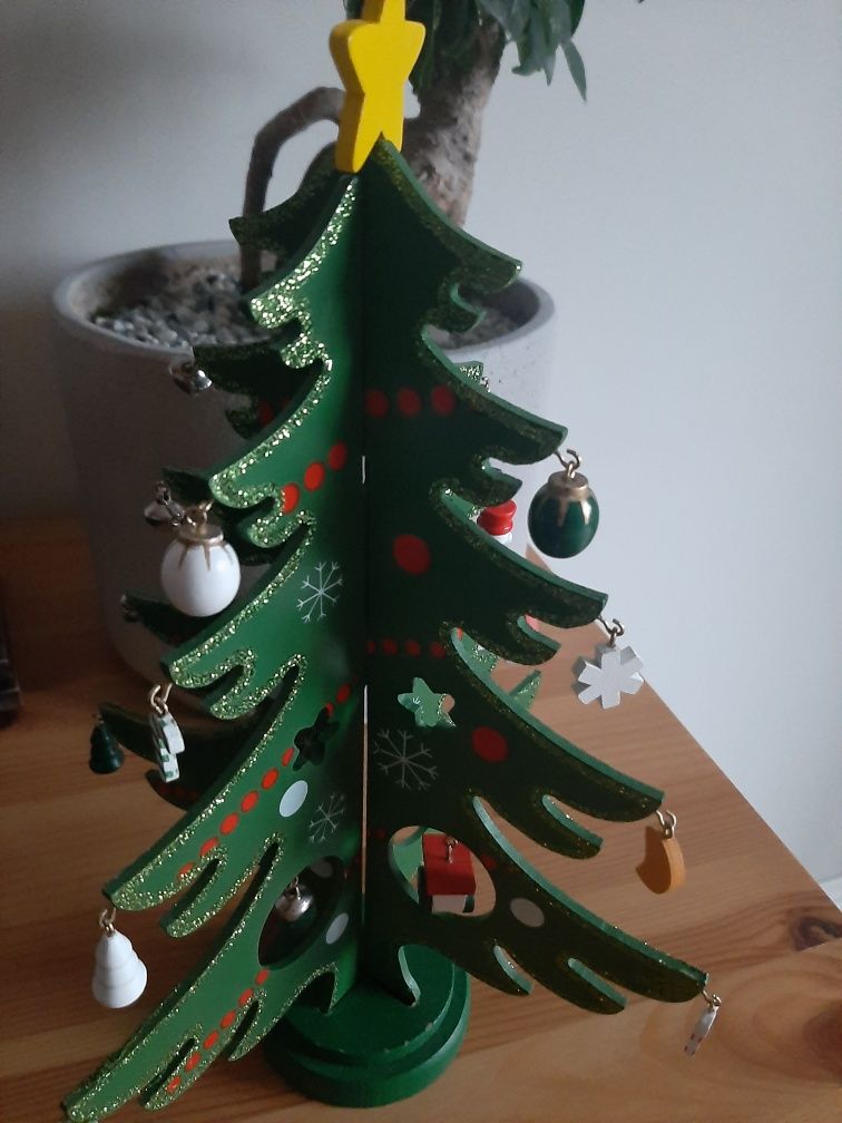 Zestaw dekoracji świątecznych Sw.Mikolaje i choinka