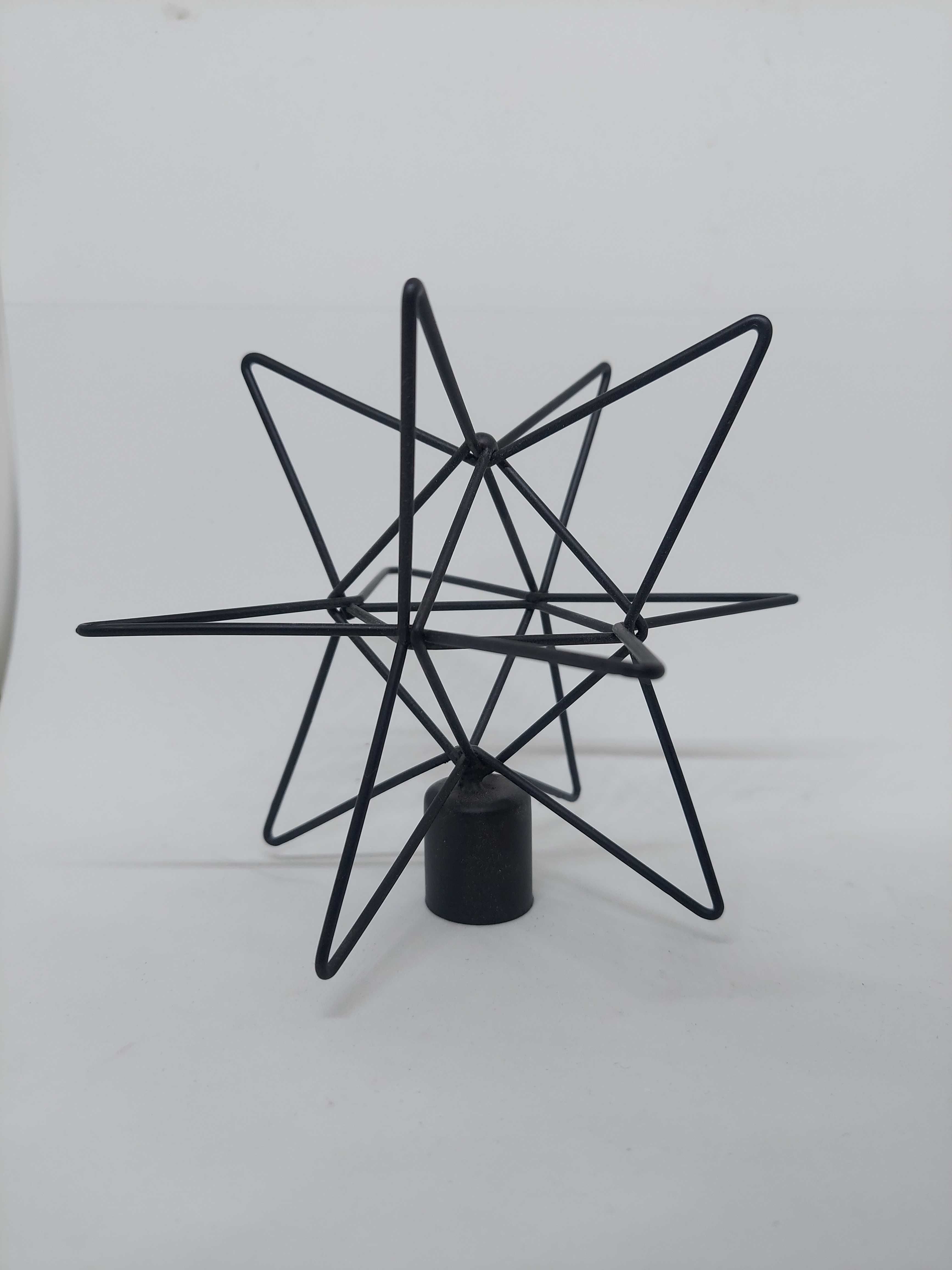 Geometryczny świecznik czarny w nowoczesnym stylu