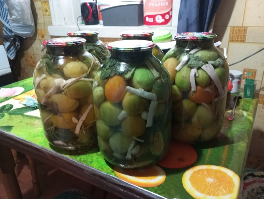 Помідори та огірки бочкові натурального бродіння.