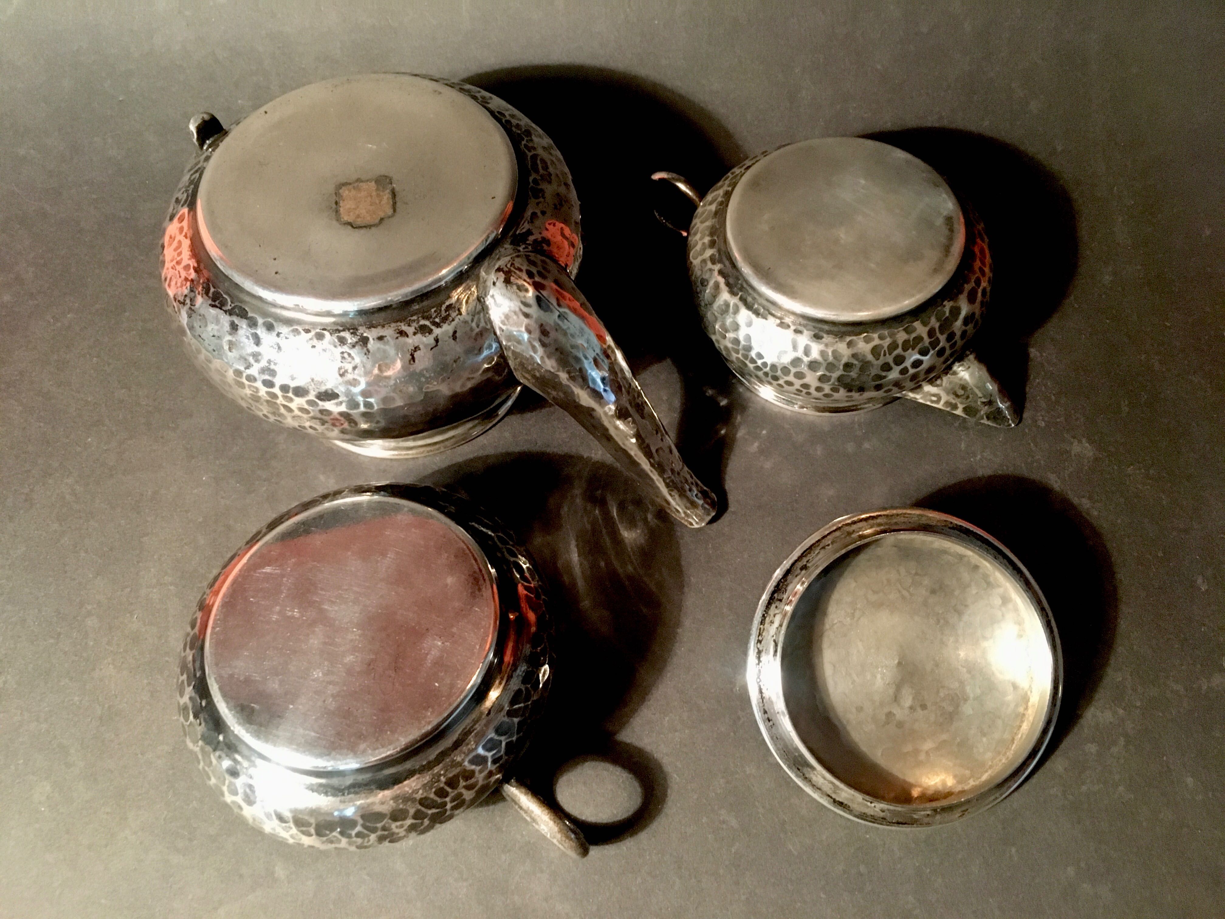 METAL MARTELADO - tricorpo para chá - século XX - altura: 16 cm/s