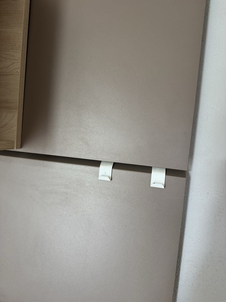 Półki scienne, przesuwane na panelach