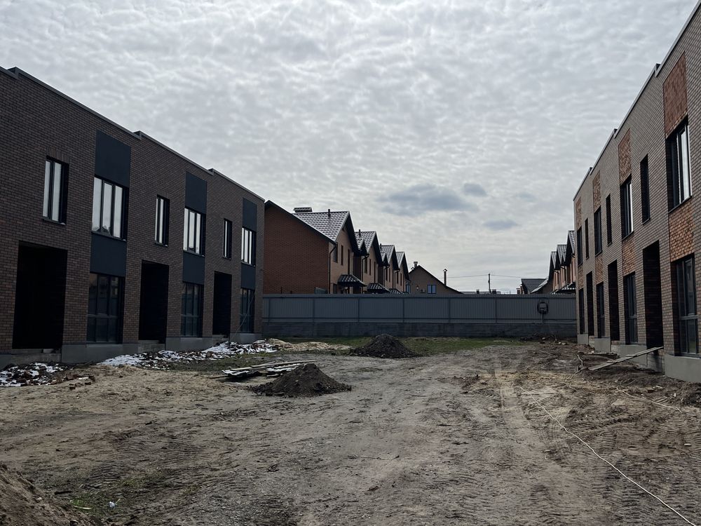 Продаж 2 поверхового таунхаусу з усіма центральними комунікаціями.