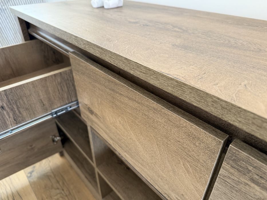 Kredens VEDDE JYSK ciemny dąb dziki