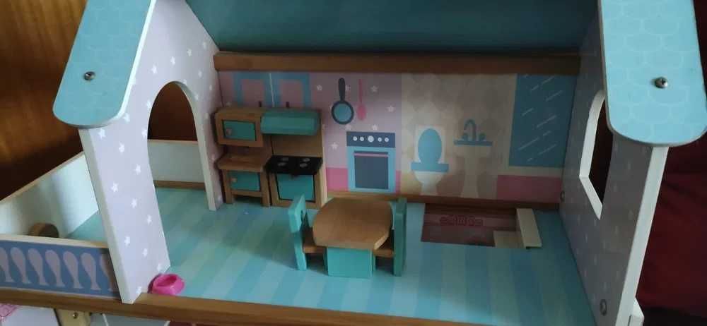 Casa de brincar com peças de mobiliário incluído