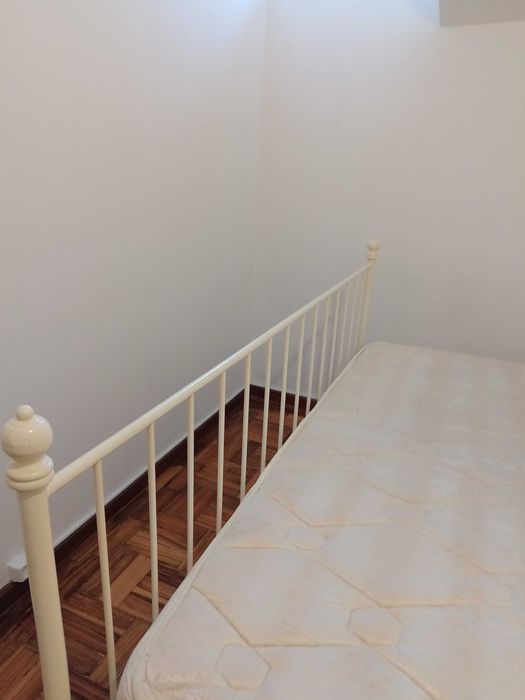 Cama de casal IKEA com estrado e colchão