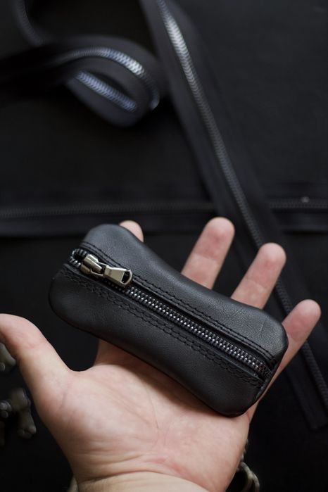 Шкіряна ключниця на замку ручної роботи