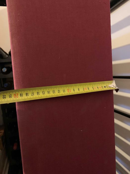 Estrado para cama de casal. Em madeira com tecido vermelho bordô