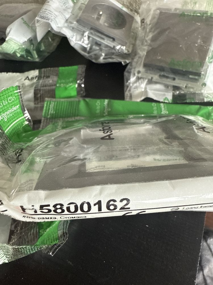 Akcesoria elektryczne schneider electric asfora szare biale czerwone