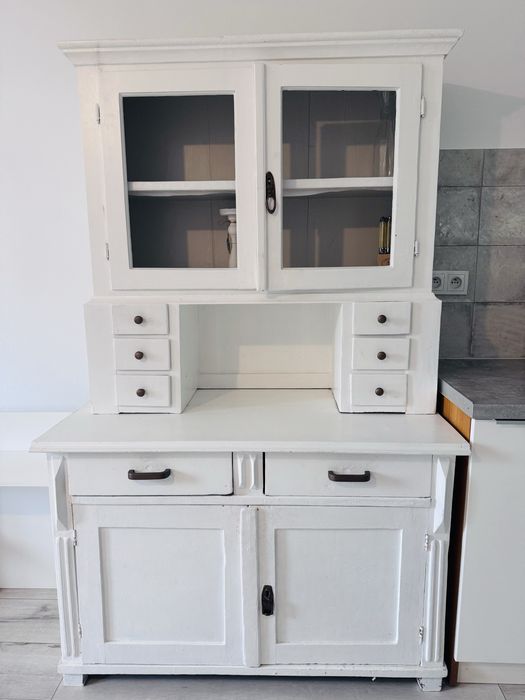 Stary kredens po renowacji