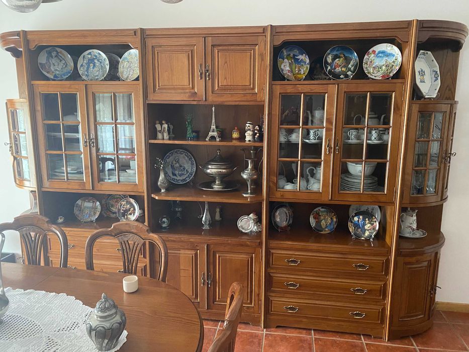 Móvel de Sala Clássico em Madeira Maciça com Vitrine e Arrumação