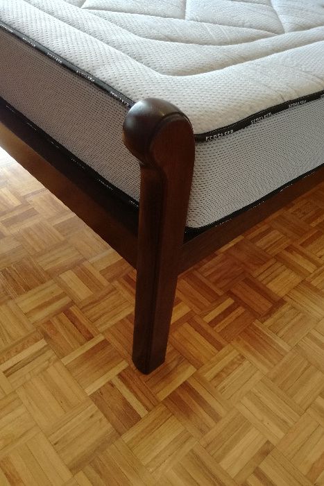 Mobília de Quarto de Casal em Castanho maciço (estilo Clássico)