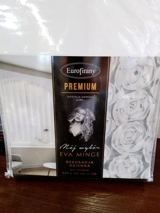 Firanka szyfonowa w róże na taśmie w łuku lub na przelotkach prosta